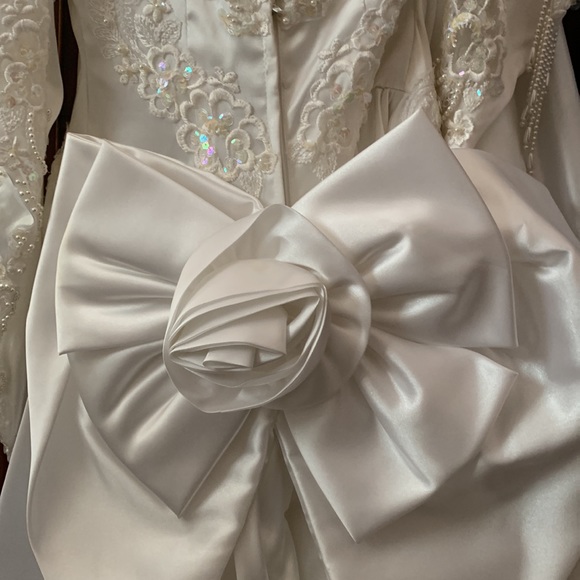 Gorgeous Victorian style wedding gown and hat/veil - Picture 9 of 12